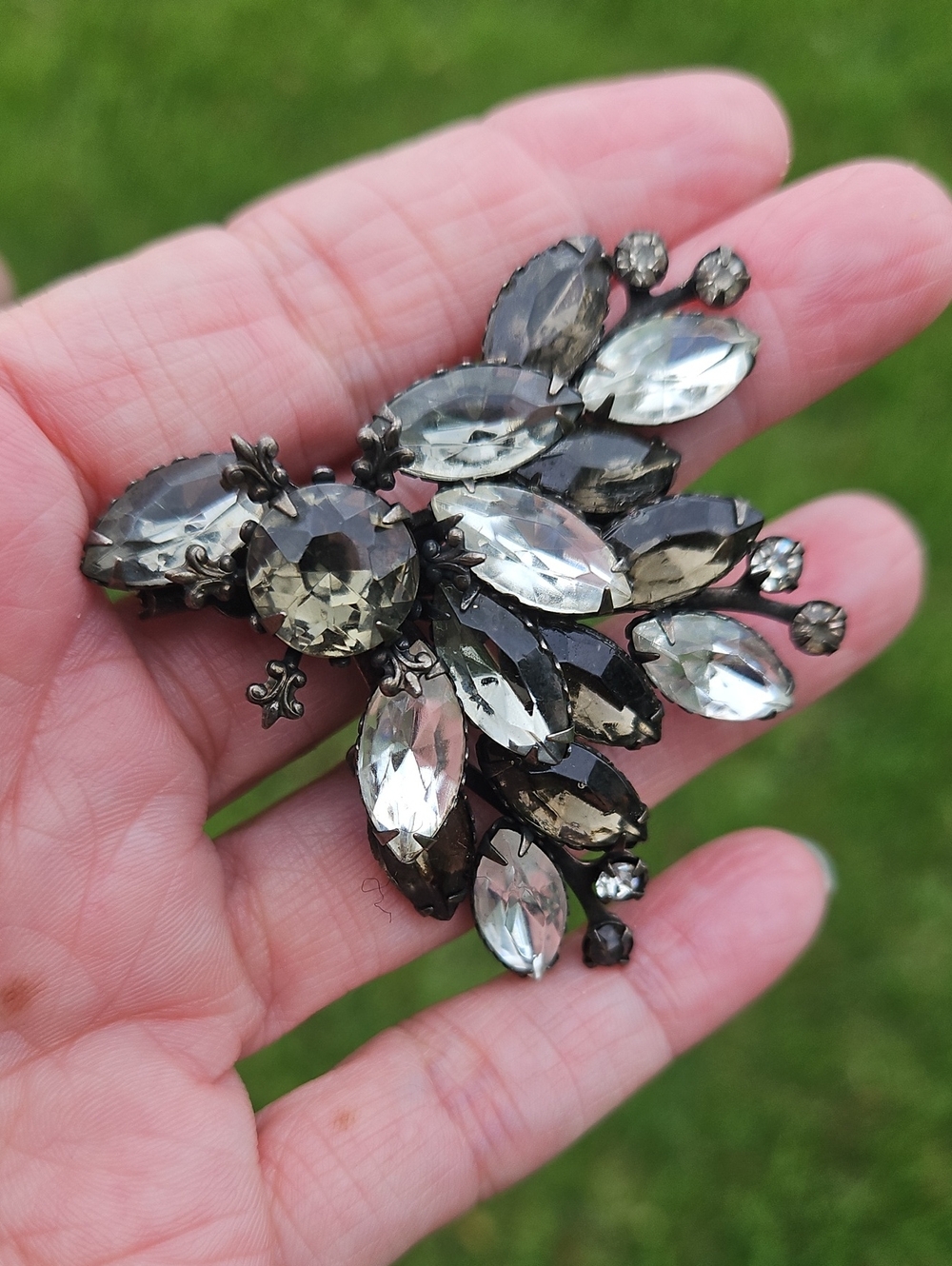 Vintage smoky purple and clear rhinestones japanned floral spray brooch WOW! - Picture 5 of 6